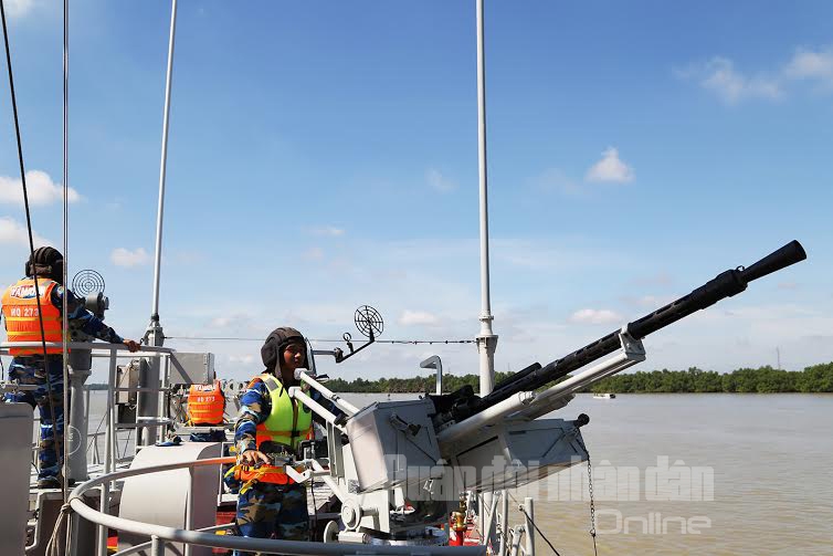 Pháo thủ súng 14,5mm trên Tàu 273, Lữ đoàn 167 xử trí tình huống tác chiến phòng không.